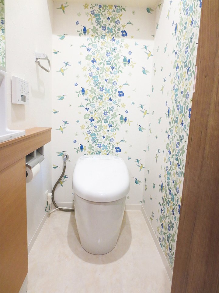 素敵な壁紙と使い勝手の良いトイレ