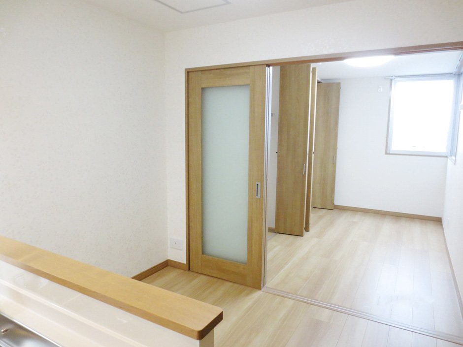 建具を工夫することで広々と感じる空間を実現